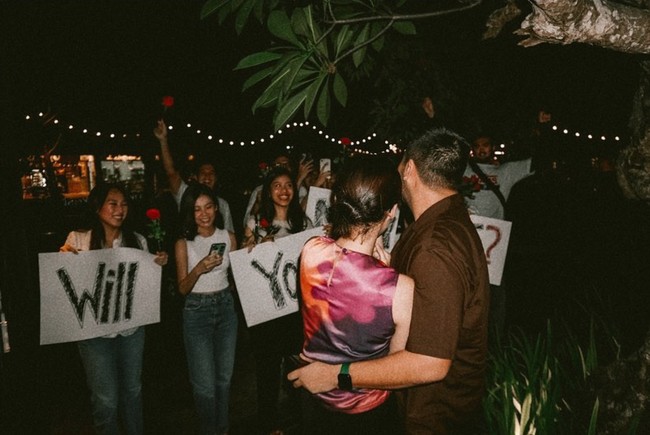 Jarang tersorot kamera, Nabila putri Tora Sudiro rupanya baru saja dilamar kekasihnya. Melalui akun Instagram pribadi miliknya Nabila pun membagikan momen romantis saat dirinya dilamar. Foto: Instagram/@nabilasudiro