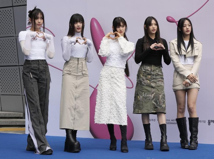 Grup K-pop NewJeans berpose saat Seoul Fashion Week di Dongdaemun Design Plaza, Seoul, Korea Selatan.