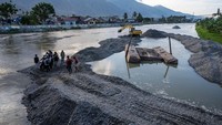 Alat berat melakukan pengerukan di Sungai Palu, Sulawesi Tengah, Rabu (22/11/2023). 