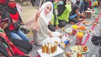 Tak hanya itu, istri Muhammad Nur Arifin ini juga kerap menghadiri acara bersama masyarakat. Mereka asyik duduk lesehan sambil makan bersama. Foto: Instagram @novitamochamad