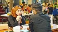 Momen kuliner Novita bersama dengan sang suami pun terkenal romantis. Mereka mampir di sebuah restoran, mencicipi kuliner dan mengobrol. Foto: Instagram @novitamochamad