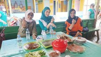 Ia juga kerap menikmati kuliner di warung kaki lima. Seperti pada momen ini, ia mampir ke warung makan setelah menyelesaikan program bersih pantai. Foto: Instagram @novitamochamad