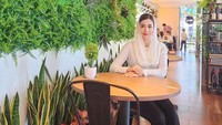 Novita menjelaskan bahwa sosok yang mengusirnya adalah anggota DPRD Jawa Timur. Padahal ia selalu mendukung UMKM, termasuk kulinernya. Foto: Instagram @novitamochamad