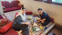 Banyak juga momen kuliner Novita Hardini bersama dengan sang suami. Mereka menikmati nasi khas Timur Tengah sambil duduk lesehan. Foto: Instagram @novitamochamad