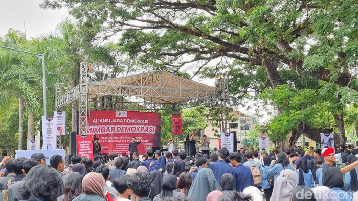 Suasana Mimbar Demokrasi bertajuk Mahasiswa Bersama Rakyat Tolak Politik Dinasti dan Pelanggar HAM di Kampus Institut Seni Indonesia (ISI) Jogja, Bantul, Kamis (23/11/2023).