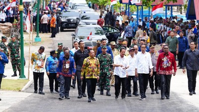 Panglima TNI Dampingi Jokowi di Puncak Sail Teluk Cenderawasih 2023