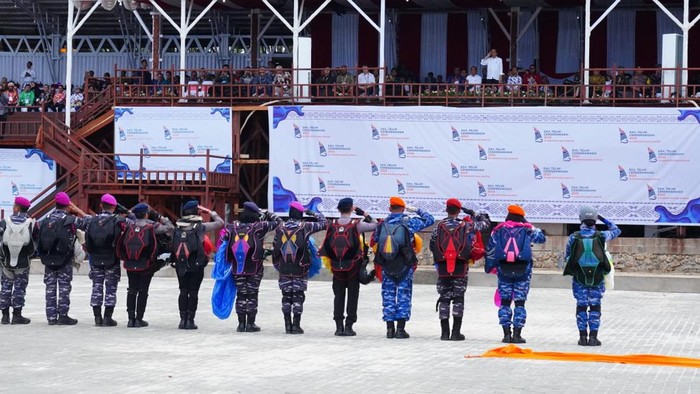 Panglima TNI Dampingi Jokowi di Puncak Sail Teluk Cenderawasih 2023 Panglima TNI Dampingi Jokowi di Puncak Sail Teluk Cenderawasih 2023