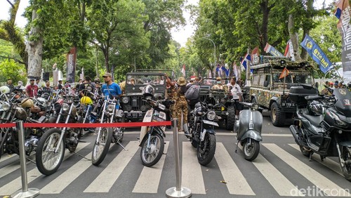 Parade Otomotif Lombok Sumbawa Motocross di Depan Kantor Gubernur NTB, Kamis sore (23/11/2023). (Ahmad Viqi/detikBali).
