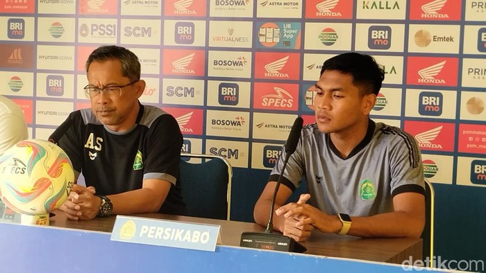 Pelatih Persikabo 1973 Aji Santoso dan pemainnya Frengky Missa pada sesi prescon jelang lawan PSM Makassar di Stadion Gelora BJ Habibie, Parepare.