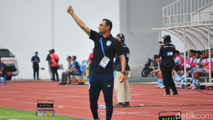 Pelatih PSIS Semarang, Gilbert Agius saat memberikan intruksi di lapangan.