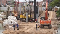 Jembatan dibangun di atas sungai Brantas untuk akses penghubung wilayah Kota Kediri dengan Kabupaten Kediri.  