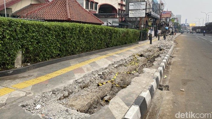 Pembongkaran Trotoar Margonda (Devi/detikcom).