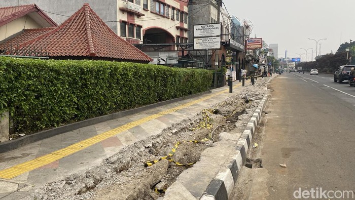 Pembongkaran Trotoar Margonda (Devi/detikcom).