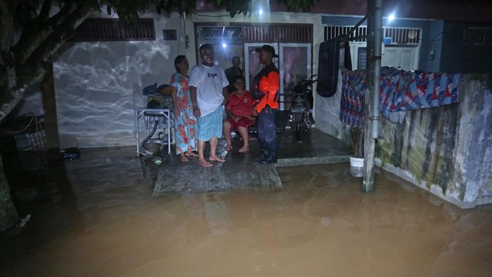 Pemkab Aceh Barat Umumkan Status Darurat Banjir Petugas Badan Penanggulangan Bencana Daerah (BPBD) Aceh Barat menemui warga yang bertahan di rumahnya yang terendam banjir di Desa Leuhan, Johan Pahlawan, Aceh Barat, Aceh, Rabu (22/11/2023). Pemerintah Kabupaten Aceh Barat sejak Selasa (21/11/2023) telah menetapkan status tanggap darurat bencana menyusul banjir yang berdampak terhadap ribuan masyarakat yang tersebar di 12 kecamatan di kabupaten setempat. ANTARA FOTO/Syifa Yulinnas/foc.