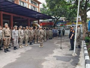 Satpol PP-Polres Garut Amankan 8.400 Botol Miras Senilai Rp 300 Juta