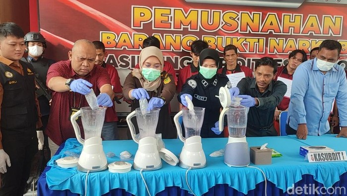 Pemusnahan sabu diblender dengan pembersih toilet di Polda Sumsel.