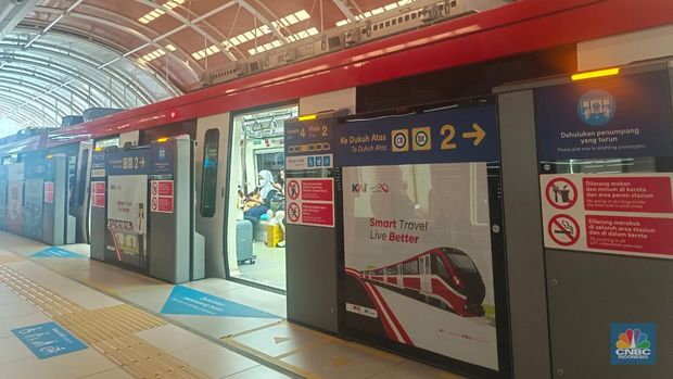 Penambahan 4 trainset pada LRT Jabodebek meningkatkan jumlah menjadi 12, menunggu kereta di stasiun menjadi lebih efisien, tak lagi sampai satu jam. (CNBC Indonesia/Martyasari Rizky)