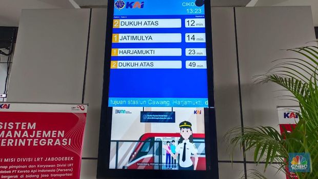 Penambahan 4 trainset pada LRT Jabodebek meningkatkan jumlah menjadi 12, menunggu kereta di stasiun menjadi lebih efisien, tak lagi sampai satu jam. (CNBC Indonesia/Martyasari Rizky)