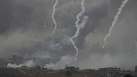 Israel sender dilaporkan masih terus membombardir Gaza. Mengutip laporan terbaru Al-Jazeera Kamis pagi, serangan intensif terus diberikan Israel di Jalur Gaza. 