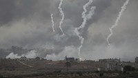 Di Deir el-Balah dan di kamp pengungsi Nuseirat di Gaza tengah, serangan Israel menghantam bangunan tempat tinggal. Menurut kantor berita Palestina Wafa, ini memicu kekhawatiran akan banyak kematian dan cedera.