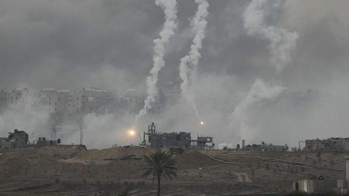 Penampakan Gaza Dihujani Roket Israel Smoke rises following an Israeli airstrike in the Gaza Strip, as seen from southern Israel, Wednesday, Nov. 22, 2023. (AP Photo/Leo Correa)