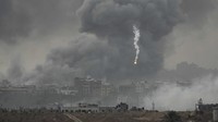 Asap mengepul menyusul serangan udara Israel di Jalur Gaza, Rabu (22/11/2023).