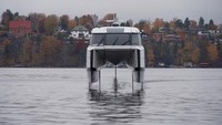 Sebuah kapal feri penumpang bertenaga listrik yang meluncur di atas air dengan menggunakan hidrofoil telah memulai debutnya di perairan Stockholm.  