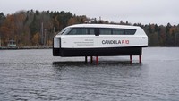Kapal ulang-alik hidrofoil listrik P-12 Candela menavigasi perairan di Stockholm, Swedia, 6 November 2023.  