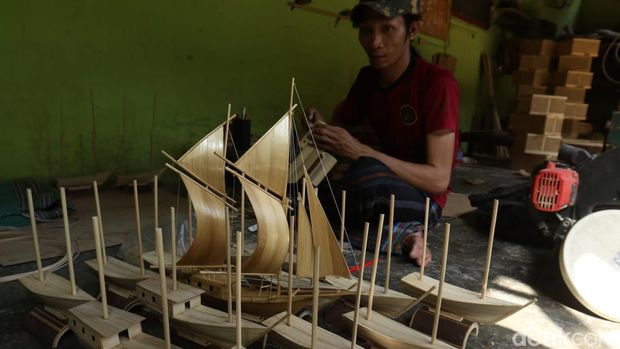 Perajin bambu di Desa Wisata Gintangan, Banyuwangi.