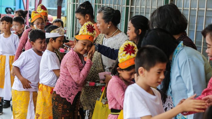 Seorang siswa memeluk gurunya usai mengikuti festival gelar karya pelajar dan perayaan Hari Guru di Aula Sekolah Mataram, Semarang, Jawa Tengah, Kamis (23/11/2023). Kegiatan dalam rangka memperingati Hari Guru Nasional (HGN) yang diikuti puluhan siswa tersebut bertujuan untuk mengenalkan lebih dekat profesi sosok pendidik / guru sehingga siswa diharapkan dapat meneladani sifat-sifat kebaikan dan ilmu yang telah diajarkan. ANTARA FOTO/Makna Zaezar/nym.