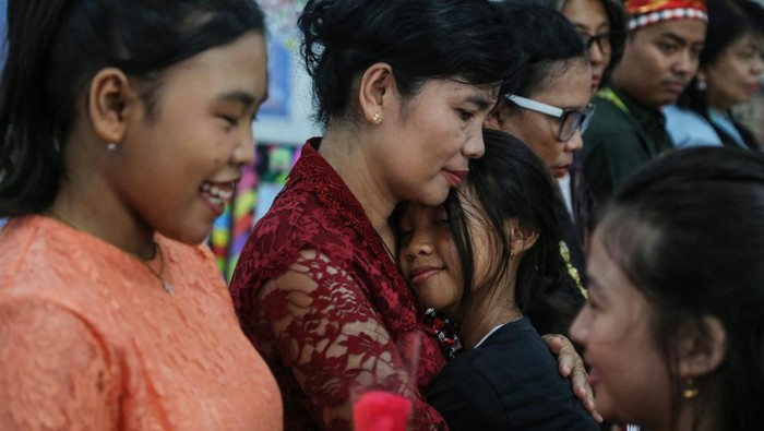 Seorang siswa memeluk gurunya usai mengikuti festival gelar karya pelajar dan perayaan Hari Guru di Aula Sekolah Mataram, Semarang, Jawa Tengah, Kamis (23/11/2023). Kegiatan dalam rangka memperingati Hari Guru Nasional (HGN) yang diikuti puluhan siswa tersebut bertujuan untuk mengenalkan lebih dekat profesi sosok pendidik / guru sehingga siswa diharapkan dapat meneladani sifat-sifat kebaikan dan ilmu yang telah diajarkan. ANTARA FOTO/Makna Zaezar/nym.