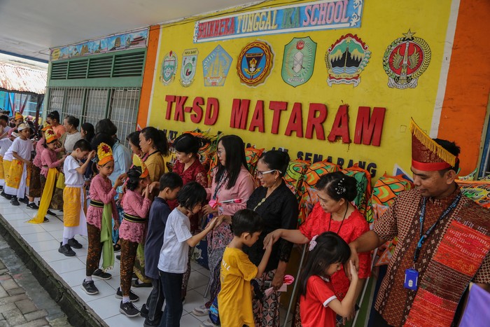 Seorang siswa memeluk gurunya usai mengikuti festival gelar karya pelajar dan perayaan Hari Guru di Aula Sekolah Mataram, Semarang, Jawa Tengah, Kamis (23/11/2023). Kegiatan dalam rangka memperingati Hari Guru Nasional (HGN) yang diikuti puluhan siswa tersebut bertujuan untuk mengenalkan lebih dekat profesi sosok pendidik / guru sehingga siswa diharapkan dapat meneladani sifat-sifat kebaikan dan ilmu yang telah diajarkan. ANTARA FOTO/Makna Zaezar/nym.