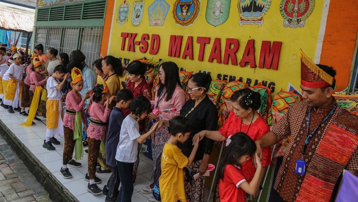 Perayaan Hari Guru Nasional di Semarang Seorang siswa memeluk gurunya usai mengikuti festival gelar karya pelajar dan perayaan Hari Guru di Aula Sekolah Mataram, Semarang, Jawa Tengah, Kamis (23/11/2023). Kegiatan dalam rangka memperingati Hari Guru Nasional (HGN) yang diikuti puluhan siswa tersebut bertujuan untuk mengenalkan lebih dekat profesi sosok pendidik / guru sehingga siswa diharapkan dapat meneladani sifat-sifat kebaikan dan ilmu yang telah diajarkan. ANTARA FOTO/Makna Zaezar/nym.