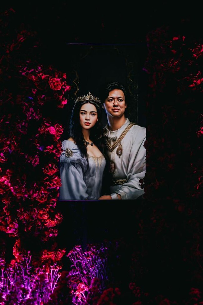 Ryan dan Gwen menampilkan photo pre-wedding dengan cara tak biasa. Mereka mengemasnya dengan teknologi A.I ( Artificial intelligent ) sehingga foto-foto mereka tidak hanya statis sebagai hiasan tetapi bisa interaktif menyambut tamu undangan yang melewati lorong dekorasi dengan tema Harry Potter ini. Foto: Dok. Majestic Wedding