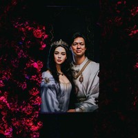 Ryan dan Gwen menampilkan photo pre-wedding dengan cara tak biasa. Mereka mengemasnya dengan teknologi A.I ( Artificial intelligent ) sehingga foto-foto mereka tidak hanya statis sebagai hiasan tetapi bisa interaktif menyambut tamu undangan yang melewati lorong dekorasi dengan tema Harry Potter ini. Foto: Dok. Majestic Wedding