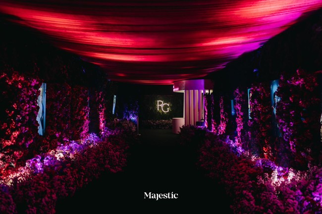 Tim Majestic menggabungkan multimedia dengan dekorasi, di mana tiga sisi dinding ruangan sampai ke ceiling atas juga dipenuhi oleh LED dan sisi belakang dipenuhi dengan dekorasi bunga sehingga semua tamu bisa merasakan sebuah atmosfir dekorasi yang berbeda dari pernikahan yang lain. Foto: Dok. Majestic Wedding