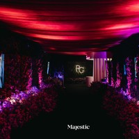 Tim Majestic menggabungkan multimedia dengan dekorasi, di mana tiga sisi dinding ruangan sampai ke ceiling atas juga dipenuhi oleh LED dan sisi belakang dipenuhi dengan dekorasi bunga sehingga semua tamu bisa merasakan sebuah atmosfir dekorasi yang berbeda dari pernikahan yang lain. Foto: Dok. Majestic Wedding