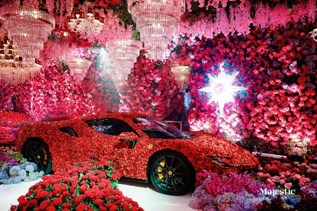 Ini adalah tampilan dan suasana di area yang mencuri perhatian di rangkaian pernikahan Ryan dan Gwen. Dekorasi Red Flower Dome dengan icon mobil yang penuh dengan kelopak bunga menjadi salah satu photo spot yang paling banyak diminati. Dinding ruangan ditutupi dengan rangkaian bunga, dipadukan dengan lampu kristal yang membuat kesan mewah dan elegant. Foto: Dok. Majestic Wedding