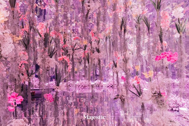 Mereka ingin semua tamu yang datang ke acara wedding mereka bisa merasakan experience yang berbeda-beda setiap kali mereka masuk ke ruangan dengan dekorasi yang berbeda tema. Tapi semuanya punya keunikan masing-masing dan selalu dilengkapi dengan kejutan di setiap ruangan itu. Foto: Dok. Majestic Wedding