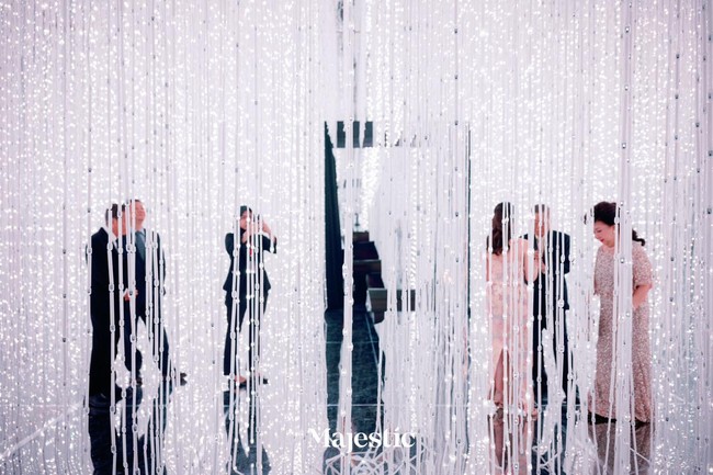 Pada pernikahan Ryan dan Gwen, ada juga instalasi ribuan hanging kristal dalam ruangan kaca yang penuh dengan pantulan cahaya, sebagai salah satu bagian dari pre-function-nya. Pada ruangan Infinite Crystal Universe ini para tamu undangan bisa berswa foto dengan refleksi pantulan mereka. Foto: Dok. Majestic Wedding