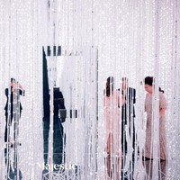 Pada pernikahan Ryan dan Gwen, ada juga instalasi ribuan hanging kristal dalam ruangan kaca yang penuh dengan pantulan cahaya, sebagai salah satu bagian dari pre-function-nya. Pada ruangan Infinite Crystal Universe ini para tamu undangan bisa berswa foto dengan refleksi pantulan mereka. Foto: Dok. Majestic Wedding