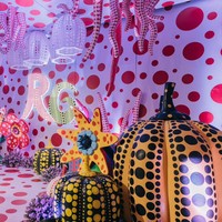 Dekorasi unik lainnya dalam pernikahan pasangan crazy rich Surabaya ini adalah hadirnya instalasi seni ala seniman Jepang Yayoi Kusama. Tamu disambut dengan photo spot dengan dekorasi kontemporer yang mengambil inspirasi dari Yayoi Kusama. Sudut unik ini dipenuhi dengan dekorasi labu raksasa dengan motif polkadot yang iconic ala Yayoi.  Foto: Dok. Majestic Wedding