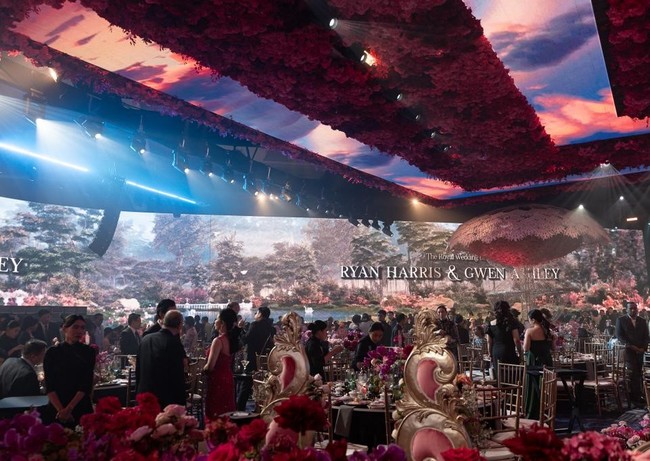 Ryan Harris dan Gwen Ashley ingin tamu undangan yang datang ke pernikahan mereka merasakan sebuah experience yang belum pernah ada di acara pernikahan lainnya. Ryan sebagai mempelai ingin para undangan semua dapat merasakan konsep dekorasi 360 derajat untuk experience di dalam ballroom. Foto: Dok. Majestic Wedding