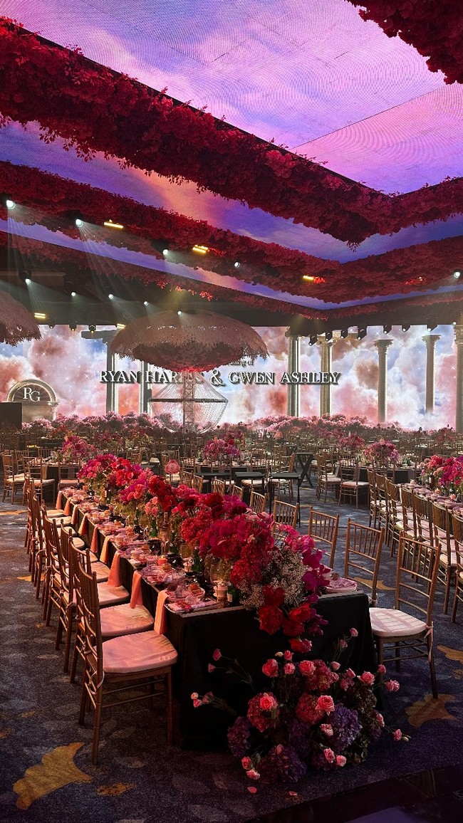 Dalam menghadirkan dekorasi megah di pernikahan Ryan Harris dan Gwen Ashley sejumlah tantangan dihadapi tim Majestic Wedding. Tantangan yang harus bisa dijawab oleh Majestic di acara ini adalah perfeksionis Ryan sebagai mempelai pria yang sangat memperhatikan detail sampai di level micro. Dan Ryan sendiri juga sosok yang tidak bisa menerima kata ‘tidak bisa.’  Foto: Dok. Majestic Wedding