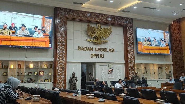 Badan Legislasi (Beleg) DPR RI menerima perwakilan Asosiasi Pemerintah Desa Seluruh Indonesia (Apdesi) yang tengah berdemo di depan gedung MPR/DPR, Kamis (23/11/2023). Mereka menyampaikan aspirasi terkait RUU Desa untuk segera disahkan pada 5 Desember 2023.
