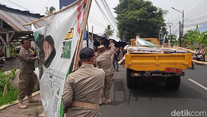Petugas Bawaslu Kuningan dibantu anggota Satpol PP dan Dishub melakukan penertiban alat peraga sosialisasi (APS)