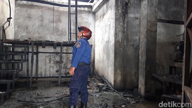 Petugas Damkar Satpol PP Boyolali melakukan pendinginan kebakaran di pabrik bumbu, Kamis (23/11/2023).