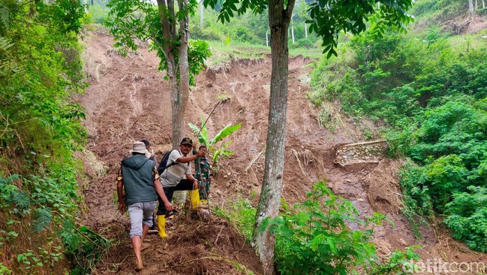 Petugas Lapangan BPBD KBB Mengecek Kondisi Jalan Desa yang Terputus Gegara Longsor