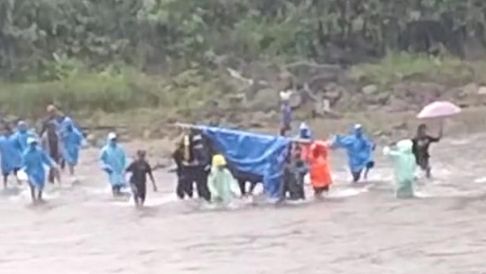 Jenazah pria bernama Arju (45) di Kabupaten Polewali Mandar (Polman), Sulawesi Barat terpaksa ditandu warga.