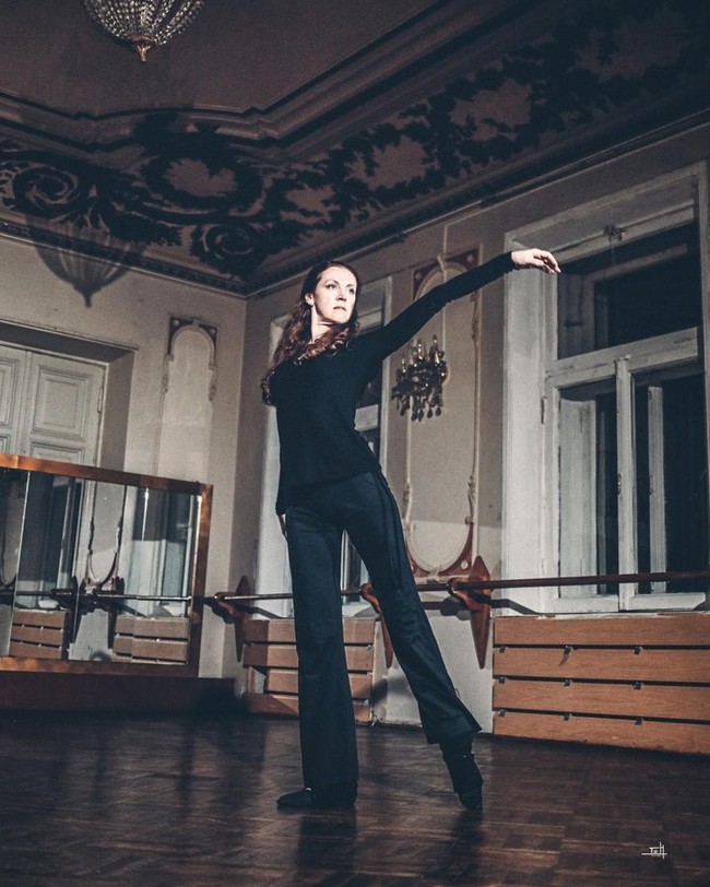 Dalam video yang dirilis Astra, seorang wanita terlihat sedang bernyanyi sambil bermain gitar. Foto: Instagram Polina Menshikh